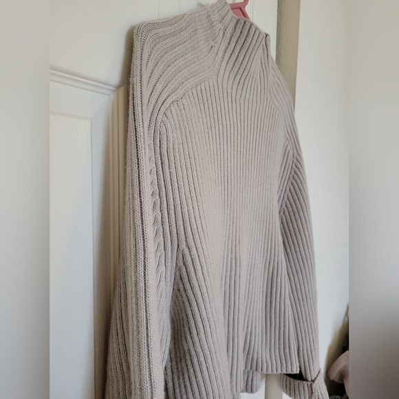 H&M beige turtleneck sweater - Picture 4 of 8